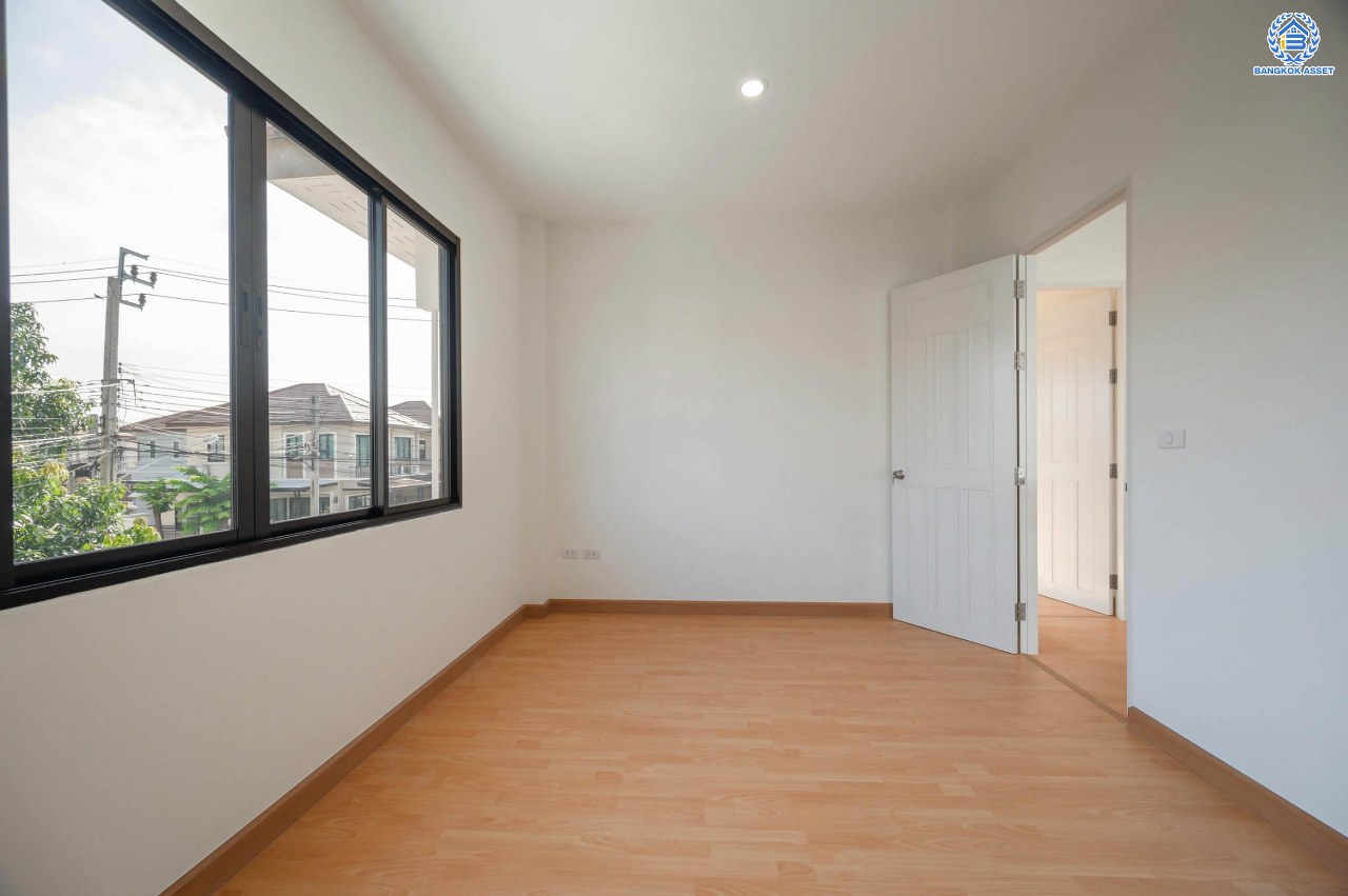 บ้านมือสองตกแต่งใหม่ โครงการ รติรมย์ ฟิฟท์ ราชพฤกษ์-ปิ่นเกล้า หลังมุม เนื้อที่ 57.5 ตร.ว. ฟังก์ชัน 3 ห้องนอน 3 ห้องน้ำ 2 ที่จอดรถ บรรยากาศเป็นส่วนตัว บนทำเลยอดนิยม เชื่อมต่อถนนสวนผัก, ถนนราชพฤกษ์, ถนนบางกรวย-ไทรน้อย ใกล้เซ็นทรัลเวสต์วิลล์ และจุดขึ้นทางด่วน "ศรีรัช"